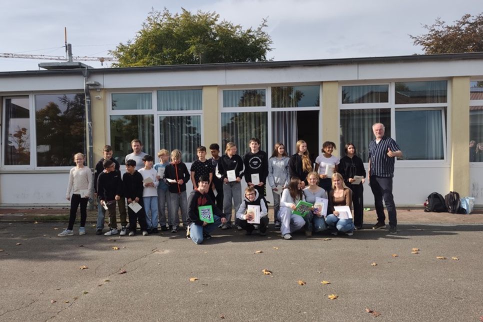 Fachleiter Nico Frewert und Schulleiter Jan-Eric Hertwig ehrten die Schülerinnen und Schüler.