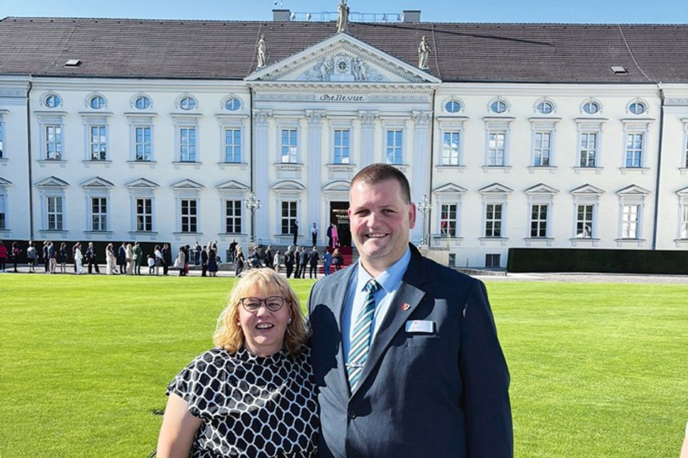 Stephan Perner mit seiner Frau Bianca vor dem Schloss Bellevue.