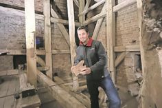 Pastor Friedemann Holmer zeigt ein Stück morsch gewordenes Holz, das von einem Balken stammt.