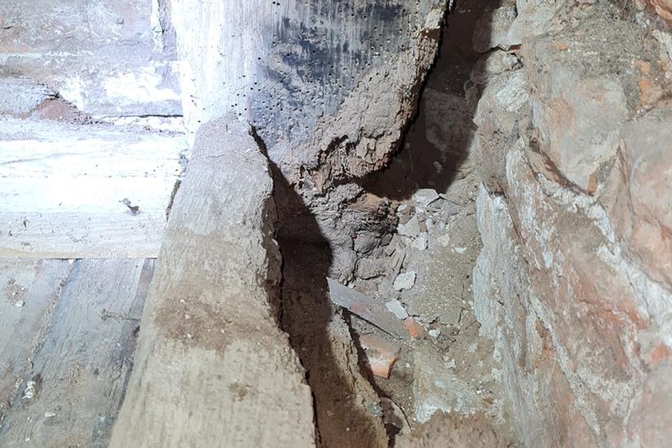 Ein zerfressener Eckstützbalken im Turm.