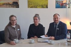 Landrat Timo Gaarz im Gespräch mit DKSB-Geschäftsführerin Kerstin Olschowsky (Mi.) und Fachbereichsleiterin Simone Tackenberg.