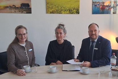 Landrat Timo Gaarz im Gespräch mit DKSB-Geschäftsführerin Kerstin Olschowsky (Mi.) und Fachbereichsleiterin Simone Tackenberg.