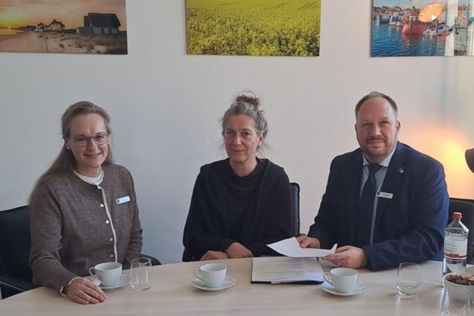 Landrat Timo Gaarz im Gespräch mit DKSB-Geschäftsführerin Kerstin Olschowsky (Mi.) und Fachbereichsleiterin Simone Tackenberg.