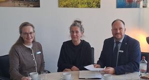 Landrat Timo Gaarz im Gespräch mit DKSB-Geschäftsführerin Kerstin Olschowsky (Mi.) und Fachbereichsleiterin Simone Tackenberg.