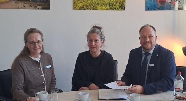 Landrat Timo Gaarz im Gespräch mit DKSB-Geschäftsführerin Kerstin Olschowsky (Mi.) und Fachbereichsleiterin Simone Tackenberg.