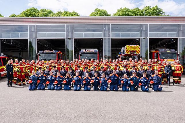 Zum Gruppenfoto waren im Mai kürzlich alle Abteilungen der Freiwilligen Feuerwehr Preetz angetreten: die Einsatz-, Ehren- und Verwaltungsabteilung sowie die Jugendfeuerwehr.