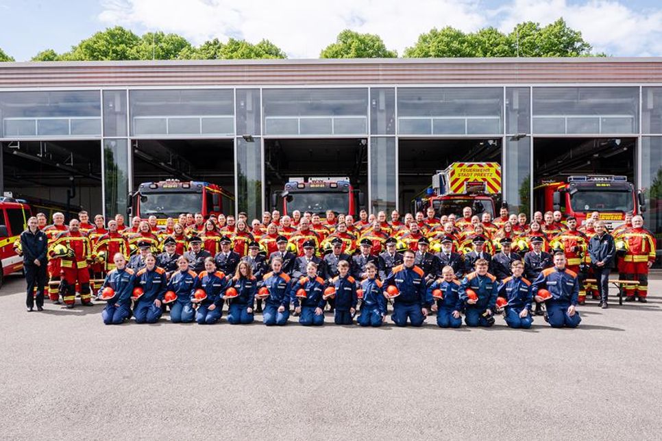 Zum Gruppenfoto waren im Mai kürzlich alle Abteilungen der Freiwilligen Feuerwehr Preetz angetreten: die Einsatz-, Ehren- und Verwaltungsabteilung sowie die Jugendfeuerwehr.