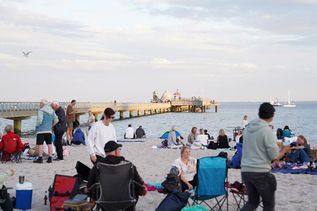 Viele machten es sich am Strand gemütlich. Die „alten Hasen“ hatten eigene Stühle dabei. Gewusst wie!