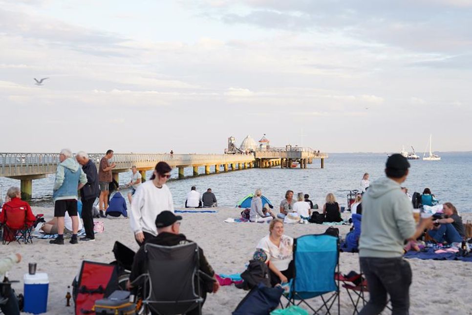 Viele machten es sich am Strand gemütlich. Die „alten Hasen“ hatten eigene Stühle dabei. Gewusst wie!