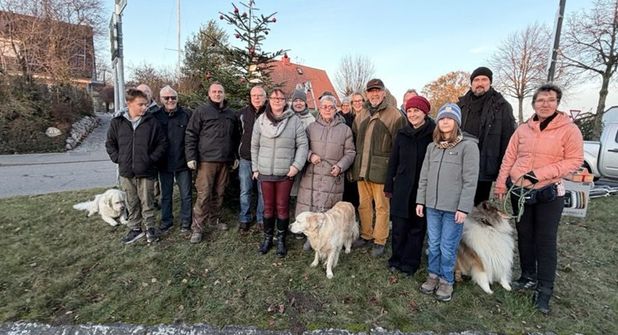 Alle Beteiligten hatten viel Spaß beim Baumschmücken.