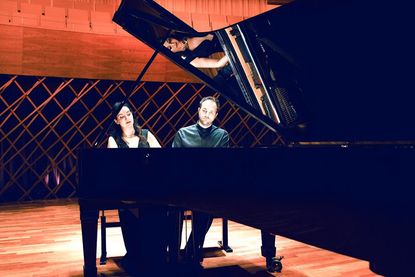 Gülru Ensari und Herbert Schuch haben das große vierhändige Piano-Repertoire für sich entdeckt.