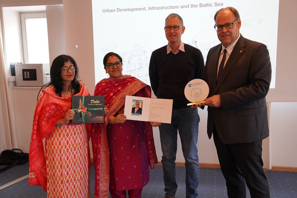Geschenkaustausch im Rathaus: Die Lehrerinnen aus Indien mit Bürgermeister Mirko Spieckermann (re.) und KGN-Lehrer Ralf Hübner.