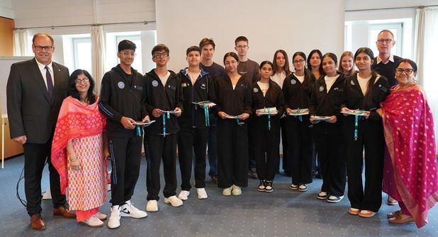 Gruppenfoto mit Gastgebern und Gästen.