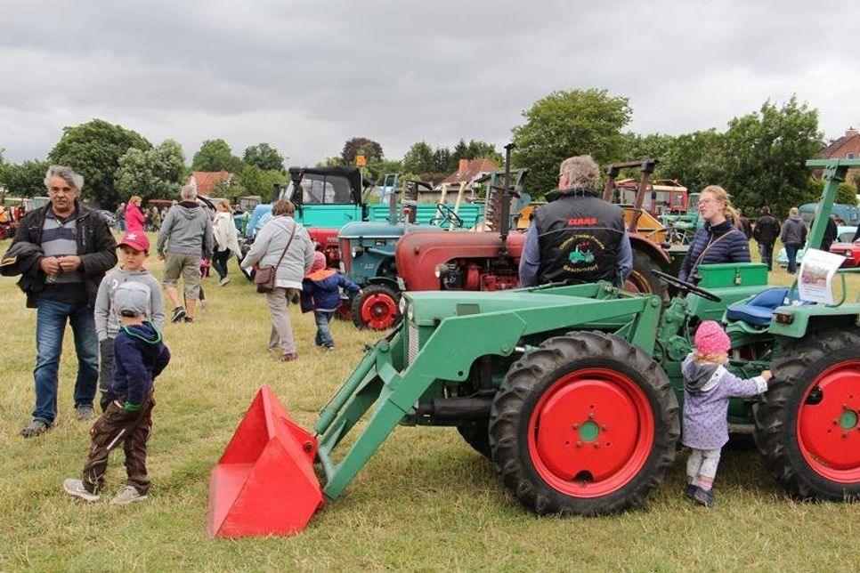 Staunen, anfassen, fachsimpeln – beim Oldtimer-Treffen kamen Jung und Alt auf ihre Kosten.