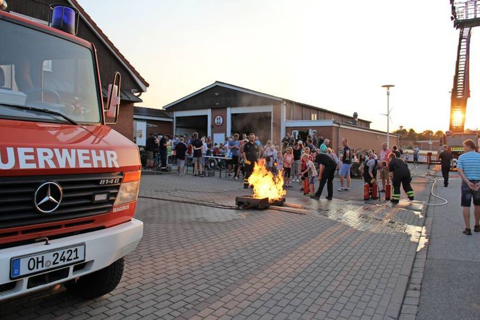 Unter fachkundiger Anleitung konnten sich Nachwuchsretter im Feuerlöschen üben.