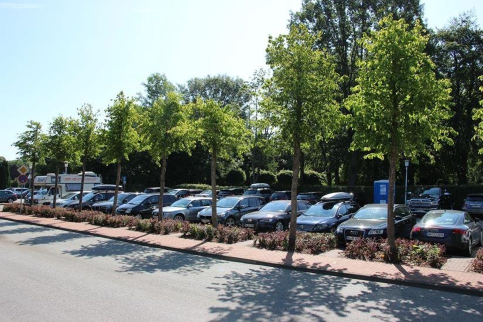 Proppevoll und kein einziges einheimisches Kennzeichen. Die Grömitzer Gäste haben die kostenfreien Alternativen schon gefunden und parken ihre Autos während ihres gesamten Ferienaufenthaltes unter anderem auf der Fläche an der Gildehalle. Inzwischen ist die Parkdauer dort auf 4 Stunden begrenzt.