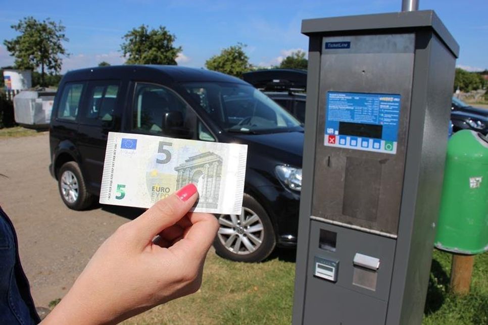 In Rettin kostet die Tagesparkkarte seit diesem Jahr fünf Euro.