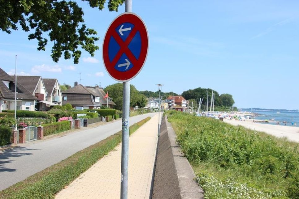 In Sierksdorf kann man nur auf ausgewiesenen Parkplätzen stehen. Direkt am Strand herrscht Halteverbot.