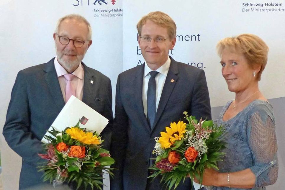 Mit der Ehrennadel des Landes Schleswig-Holstein wurde Wilhelm Boller (lks.) ausgezeichnet. Anke Försterling (re.) erhielt die Sportverdienstnadel des Landes Schleswig-Holstein.