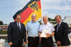 Bürgermeister Mirko Spieckermann, Präsident der Bundespolizeidirektion Bad Bramstedt Bodo Kaping, Inspektionsleiter der Bundespolizeiinspektion See Neustadt Marco Antler und Bundestagsabgeordneter Ingo Gädechens (v. lks.).