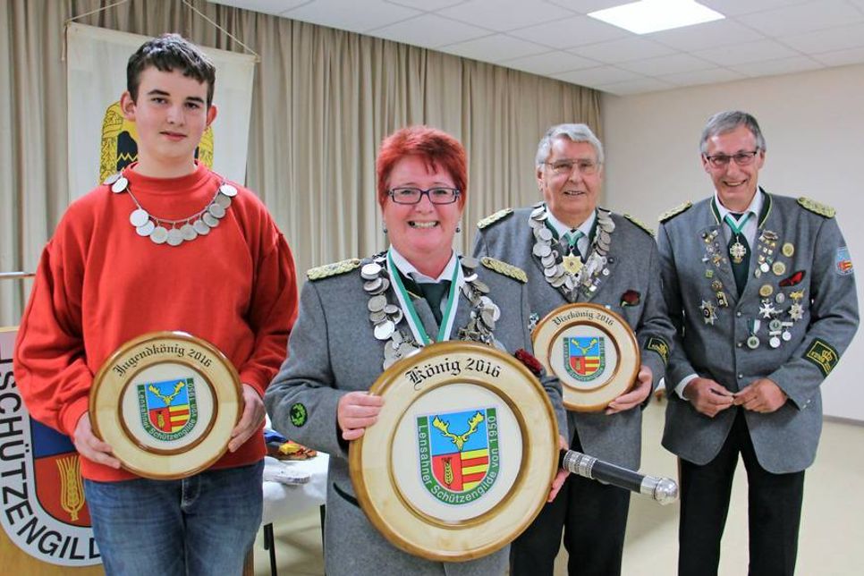 Jugendkönig Hendrik Wulf, Gildekönigin Birte Osten-Paschkewitz, Vizekönig Peter Martensen und 1. Ältermann Lothar Zeikowsky (v. lks.) nach der Königsproklamation.