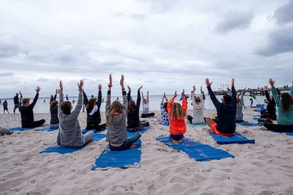 Am Samstag und Sonntag können die Besucher den Morgen mit einer Runde Strand-Yoga begrüßen.
