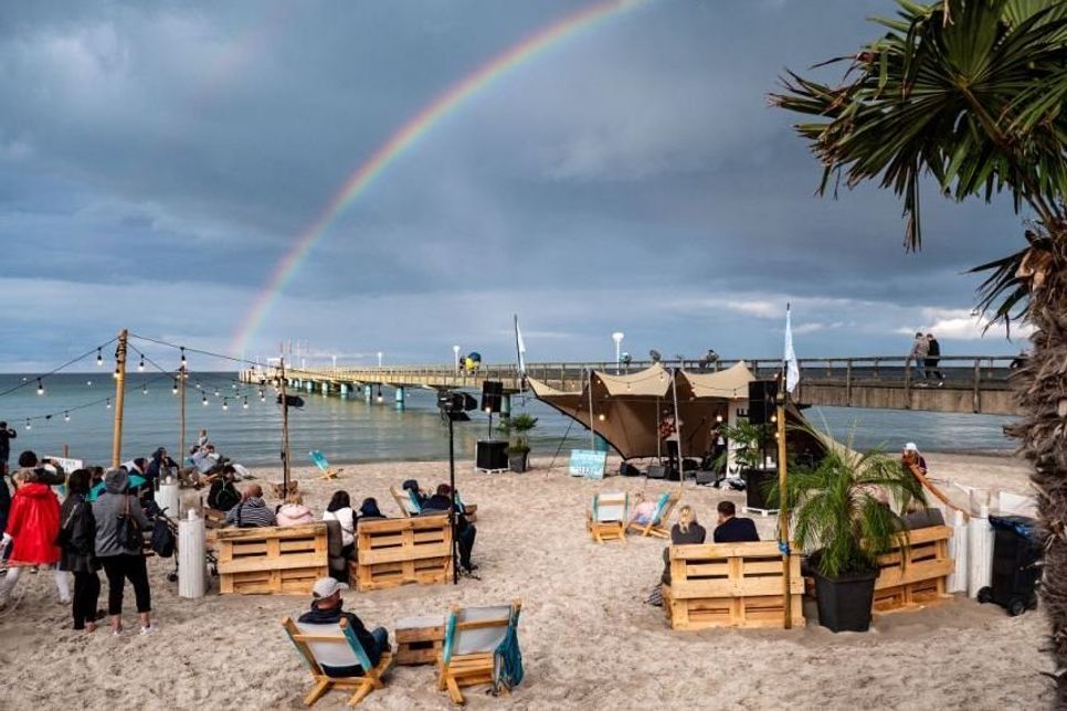 In der Chill-out-Lounge lässt sich der Blick übers Meer genießen.