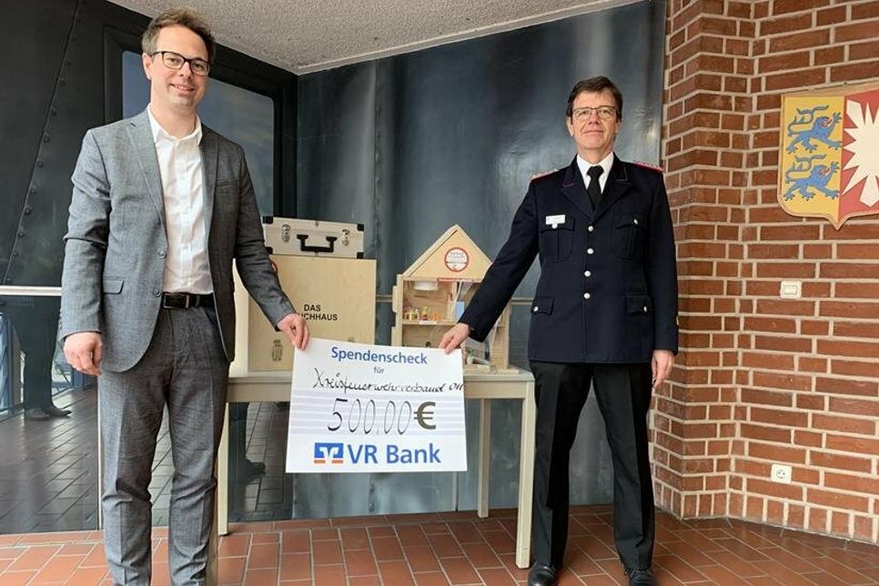 Ole Knorr, Privatkundenberater bei der VR Bank in Lensahn und Michael Hasselmann, Kreiswehrführer beim Kreisfeuerwehrverband Ostholstein (v. lks.).