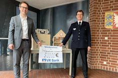 Ole Knorr, Privatkundenberater bei der VR Bank in Lensahn und Michael Hasselmann, Kreiswehrführer beim Kreisfeuerwehrverband Ostholstein (v. lks.).