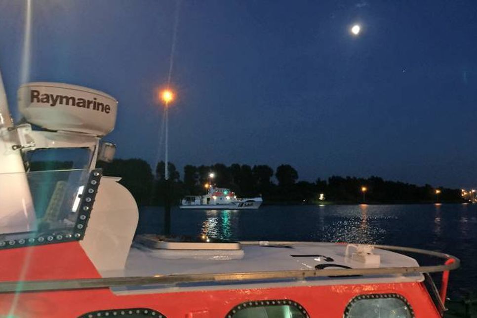 Tochterboot „Emmi“ (Vordergrund) des Seenotrettungskreuzers „Hans Hackmann“ (Hintergrund) während des Einschleppmanövers mit dem Havaristen im Zulauf nach Travemünde