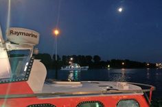 Tochterboot „Emmi“ (Vordergrund) des Seenotrettungskreuzers „Hans Hackmann“ (Hintergrund) während des Einschleppmanövers mit dem Havaristen im Zulauf nach Travemünde