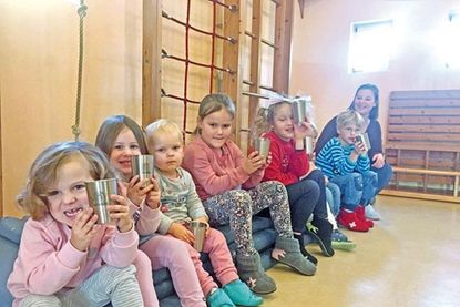 Das Plastik gehört der Vergangenheit an: Die Kinder vom Probsteier Kinderhaus in Heikendorf und die stellvertretende Leiterin Annemarie Richter freuen sich über die neuen Edelstahlbecher.