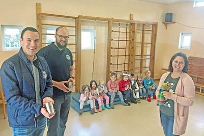 Bechertausch im Probsteier Kinderhaus: (V. r.) Kitaleiterin Nicole Bauer hat den Round Tablern Ron Matthießen und Präsidiumsmitglied Dennis Stahn die ausgedienten Plastikbecher für ein Recyclingprojekt mit auf den Weg gegeben.