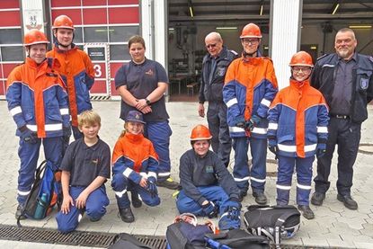 „Erschöpft aber fröhlich“, wartet das Team der Eutiner Jugendfeuerwehr nach absolviertem Orientierungslauf auf die Siegerehrung.
