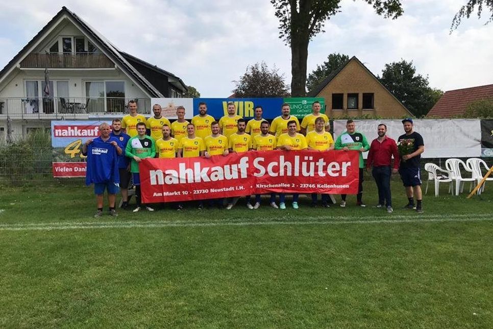 Die 2. Mannschaft mit Sponsor Denis Schlüter von Nahkauf Schlüter, der einen Trikotsatz gesponsert hat.