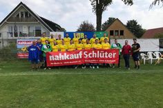 Die 2. Mannschaft mit Sponsor Denis Schlüter von Nahkauf Schlüter, der einen Trikotsatz gesponsert hat.
