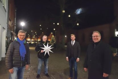 Mehr Sterne für die Marktlinden: (v. l.) Raimund Paugstadt, Vorsitzender der Initiative Schönes Plön, Thorben Thomsen, Elektrohelden/ KNX Concept, Immobilienfachwirt Jan Nadziczny, von Poll Immobilien Standort Plön, und Bürgermeister Lars Winter präsentierten den neu installierten Weihnachtsschmuck. Fotos: Schneider