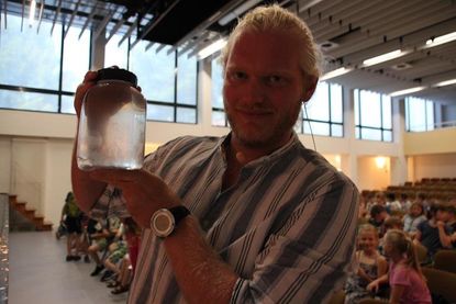 Dr. Felix Mittermayer erschien zu seinem Vortrag nicht alleine - mit im Gepäck hatte er Rippenquallen.