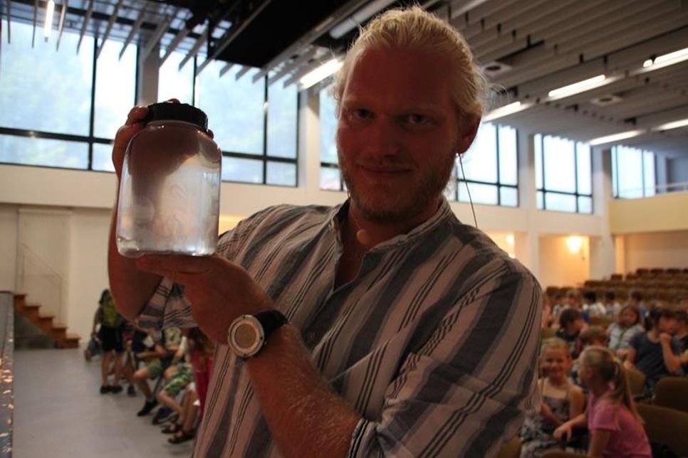 Dr. Felix Mittermayer erschien zu seinem Vortrag nicht alleine - mit im Gepäck hatte er Rippenquallen.