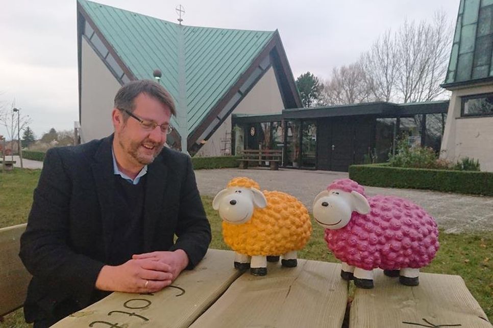 Pastor Knut Nippe gibt letzte Regieanweisung für die störrischsten Darsteller.
