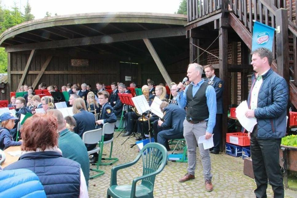 Bürgermeister Michael Robien (re.) und Museumsleiter Eckhardt Schulte-Kersmecke begrüßten die zahlreichen Gäste.