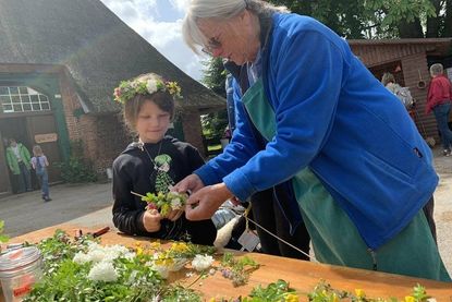 Blumenkränze flechten stand hoch im Kurs bei den jungen Besucherinnen.