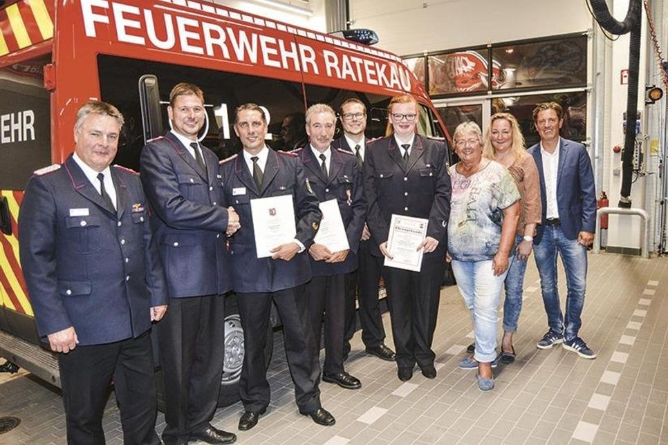 Ostholsteins Kreiswehrführer Thorsten Plath (v.l.) mit den Hauptakteuren des Abends: Marc Papendorf (designierter Ortswehrführer), Markus Thiel (Ortswehrführer und 25 Jahre Feuerwehrdienst), Frank Junge (25 Jahre Feuerwehrdienst), Dennis Puls, Michelle Birkmann (10 Jahre Feuerwehrdienst), Bürgervorsteherin Gaby Spiller, Ordnungsamtsleiterin Reneé Steffen und Ratekaus Bürgermeister Thomas Keller.