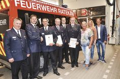 Ostholsteins Kreiswehrführer Thorsten Plath (v.l.) mit den Hauptakteuren des Abends: Marc Papendorf (designierter Ortswehrführer), Markus Thiel (Ortswehrführer und 25 Jahre Feuerwehrdienst), Frank Junge (25 Jahre Feuerwehrdienst), Dennis Puls, Michelle Birkmann (10 Jahre Feuerwehrdienst), Bürgervorsteherin Gaby Spiller, Ordnungsamtsleiterin Reneé Steffen und Ratekaus Bürgermeister Thomas Keller.