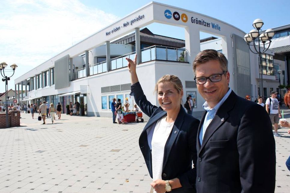 Tourismusleiter Olaf Dose-Miekley mit seiner Nachfolgerin Janina Kononov vor der „Grömitzer Welle“.