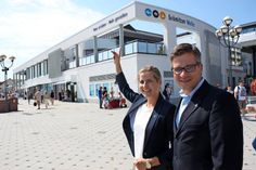 Tourismusleiter Olaf Dose-Miekley mit seiner Nachfolgerin Janina Kononov vor der „Grömitzer Welle“.