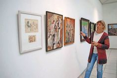 Dr. Sabine Behrens erklärt die einzelnen Bilder die bis November im Künstlermuseum Heikendorf zu sehen sein werden.