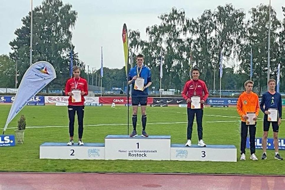Benne-Christian Anderson, der (irgendwie ja auch Eutiner) Deutsche Meister im 3.200 Meter-Lauf auf dem Siegertreppchen?…