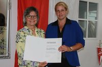 Doris Birkenbach (lks.), Vizepräsidentin des Landessportverbandes, überreichte dem TSV eine Ehrenurkunde.