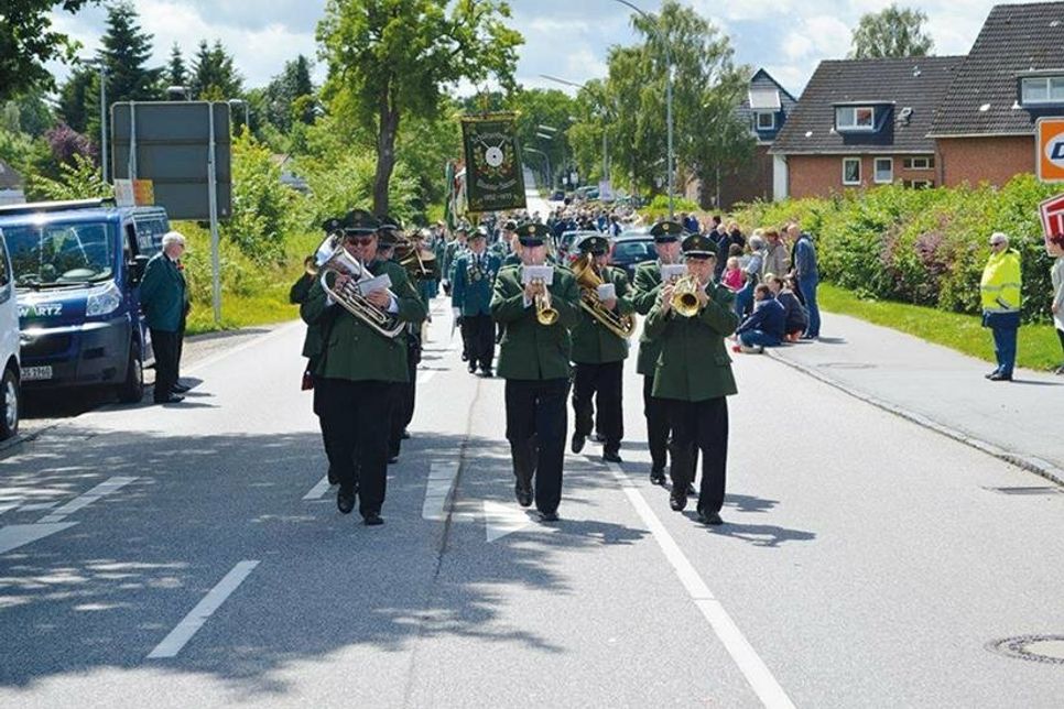Die Kapelle Sielas zieht für die Schützen durch den Ort. Am Sonntag beginnt der Weckruf vor dem Kirchgang. Im Anschluß werden die Könige eingeholt. Pünktlich um 14 Uhr beginnt der Festumzug durch den Ort.
